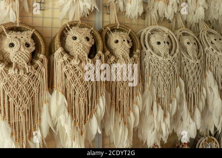 Dream catcher con fili di piume e perline corda appesa. Dreamcatcher fatto a mano Foto Stock