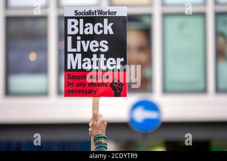 Londra, Regno Unito. 30 agosto 2020. Black Lives Matter placard al milione di persone marcia da Notting Hill a Hyde Park. Protesta continua contro la brutalità della polizia negli Stati Uniti e nel Regno Unito Credit: Neil Atkinson/Alamy Live News. Foto Stock