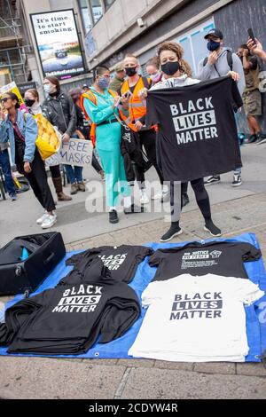 Londra, Regno Unito. 30 agosto 2020. Una donna, indossando una maschera facciale, regge su una T-Shirt nera della materia della vita al milione di persone marcia da Notting Hill ad Hyde Park. Protesta continua contro la brutalità della polizia negli Stati Uniti e nel Regno Unito Credit: Neil Atkinson/Alamy Live News. Foto Stock