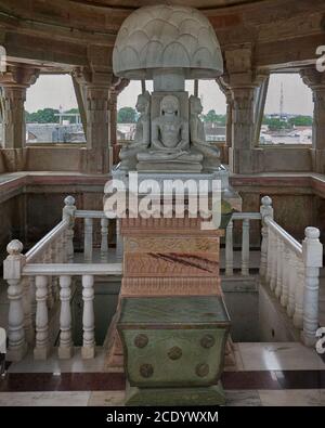 03 Nov 2019 UNA statua IN MARMO BIANCO intagliato a mano di MAHAVIRA e Neminathji all'ultimo piano di kitti stambh Chandrabhu Digambar Jain Bhavan Jinalay 12 Foto Stock