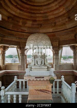 03 Nov 2019 UNA statua IN MARMO BIANCO intagliato a mano di MAHAVIRA e Neminathji all'ultimo piano di kitti stambh Chandrabhu Digambar Jain Bhavan Jinalay 12 Foto Stock