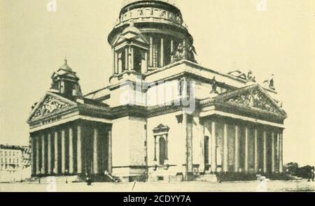 . Pietrogrado, passato e presente. Il Gosteny Dor (Giest Bazaar) sul Nevskv i. Il Cai iehkai. ok San Isacco ok dai.maiia LA CATTEDRALE DI KAZAN, ECC. 241 dopo aver visto la cattedrale, sarebbe bene fare una bella passeggiata lungo la banchina dell'Ammiragliato che fronteggia il fiume, eispezionare la bella statua di Pietro il Grande, erectedby Caterina ad un costo di £30,000. È opera del talentuoso scultore francese Falconhet, ed è una delle più belle statue equestri esistenti. Sul piedistallo in granito è presente la semplice iscrizione: A Peterthe prima, da Caterina II Per una volta Catherineera modesta, e si è rifiutata di p. Foto Stock