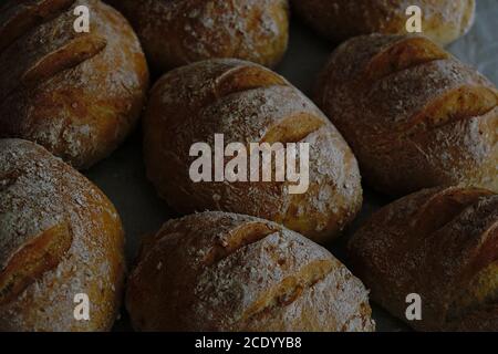 pane fresco fatto in casa intero pane gruns vicino no persone Foto Stock