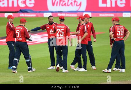 Chris Jordan (centro a sinistra) celebra il wicket del Pakistan Shoaib Malik (non raffigurato) catturato dall'inglese Eoin Morgan (destro nascosto) durante la partita Vitality IT20 a Old Trafford, Manchester. Foto Stock