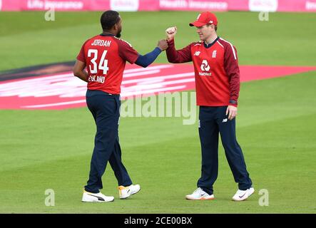 Chris Jordan (a sinistra) celebra il wicket dello Shoaib Malik (non raffigurato) catturato dall'inglese Eoin Morgan durante la partita Vitality IT20 a Old Trafford, Manchester. Foto Stock