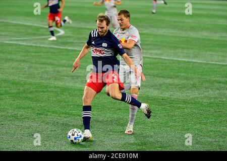 29 agosto 2020: Il difensore della rivoluzione del New England Henry Kessler (4) tiene la palla dal difensore dei New York Red Bulls Patrick Seagrist (7) durante il gioco MLS tra i New York Red Bulls e la rivoluzione del New England che si tiene al Gillette Stadium di Foxborough, Massachusetts. Eric Canha/CSM Foto Stock