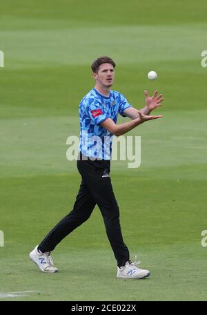 Hove, Regno Unito. 30 agosto 2020. George Garton di Sussex durante la partita Vitality Blast T20 tra gli squali Sussex e l'Hampshire al 1 ° Central County Ground, Hove Credit: James Boardman/Alamy Live News Foto Stock