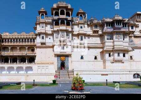 City Palace facciata, Udaipur, Rajasthan, India Foto Stock