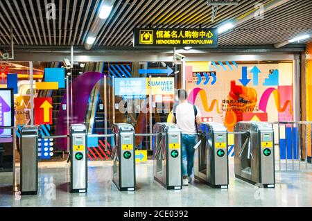 I passeggeri che escono dalla Stazione di Shanghai East Nanjing Road all'edificio metropolitano di Henderson. Foto Stock