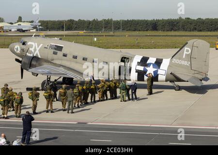 Eindhoven Paesi Bassi, punto di sept. 20. 2019: I reenattori e i paracadutisti veterani entrano in un C-47 per saltare al memoriale del Giardino del mercato. Foto Stock