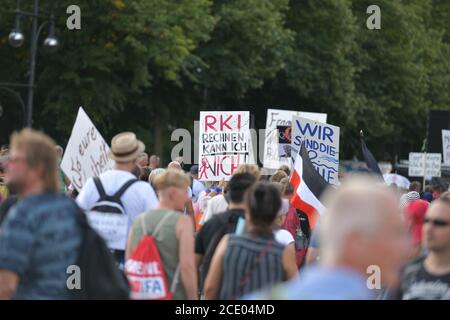 Berlino, Germania. 29 Agosto 2020. Berlino, Germania 29 agosto 2020: Anti-Corona-Demo - Berlino - 29 agosto 2020 Berlino, dimostrazione per Corona, Lateral Thinking 711, | Usage worldwide Credit: dpa/Alamy Live News Foto Stock