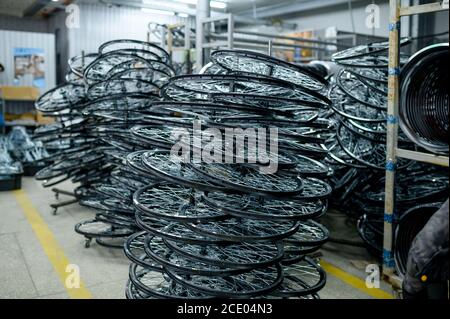 Pile di nuovi cerchi in alluminio per biciclette, nessuno Foto Stock