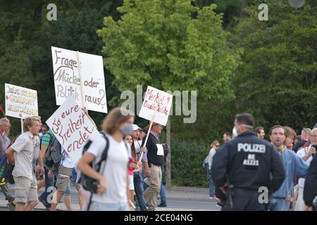 Berlino, Germania. 29 Agosto 2020. Berlino, Germania 29 agosto 2020: Anti-Corona-Demo - Berlino - 29 agosto 2020 Berlino, dimostrazione per Corona, Lateral Thinking 711, | Usage worldwide Credit: dpa/Alamy Live News Foto Stock