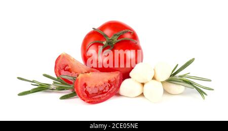 Mozzarella con pomodoro isolato su uno sfondo bianco. Il cibo italiano ingredienti Foto Stock