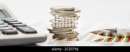 finanziamento con pila di monete in euro e calcolatrice Foto Stock