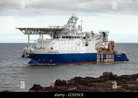 MONTROSE, SCOZIA - 2015 MAGGIO 13. Nave offshore Atlantis Weller passando per il faro di Scurdie Ness, Ferryden. Foto Stock