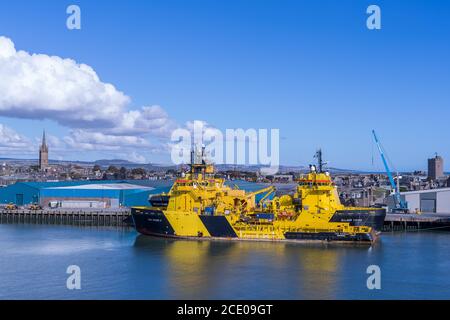 MONTROSE, SCOZIA - 2016 OTTOBRE 09. Navi offshore gialle e nere Tor Viking, Brage Viking e Balder Viking ormeggiate all'interno del porto di Montrose. Foto Stock