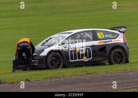 Lydden Hill, Kent, Regno Unito. 30 agosto 2020. Come per la maggior parte degli sport, le corse automobilistiche si sono interrompute nel Regno Unito a marzo a causa della pandemia COVID-19. Gli eventi a porte chiuse sono riavviati – come la Formula 1 – ma ora gli spettatori sono stati ammessi con un biglietto limitato. Il primo round del campionato britannico Rallycross 5 Nations è stato tale, e si è svolto sul circuito vicino a Canterbury, con gare che vedevano vetture in competizione sulla pista mista asfalto e ruvida superficie. I migliori piloti dello sport sono stati affiancati dall'olimpo Chris Hoy in una Citroen C4 che aveva problemi di motore Foto Stock