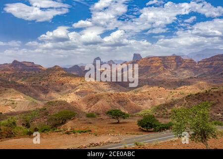 Strada di campagna attraverso le montagne di Simien, Etiopia Foto Stock