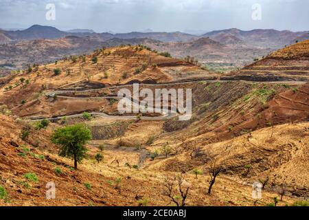 Strada di campagna attraverso le montagne di Simien, Etiopia Foto Stock