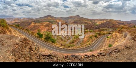 Strada di campagna attraverso le montagne di Simien, Etiopia Foto Stock