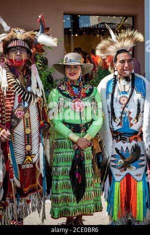 I nativi americani in abiti tradizionali passeggiano per Santa Fe Plaza Nel nuovo Messico Foto Stock