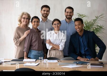 Ritratto di gruppo di felici motivati multirazziale diverse generazioni di uomini d'affari. Foto Stock