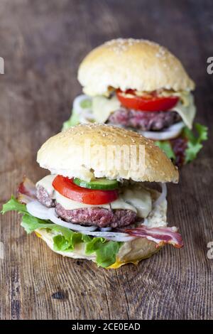 hamburger fatti in casa su legno rustico Foto Stock