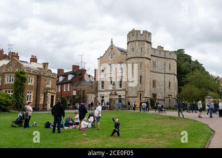 Windsor, Berkshire, Regno Unito. 30 agosto 2020. A Windsor, in famiglia, gente del posto e visitatori tornavano a Windsor oggi, ed era più come una giornata normale a Windsor prima del blocco di Coronavirus. Le temperature raggiunsero oggi i 17 gradi. Credito: Maureen McLean/Alamy Foto Stock