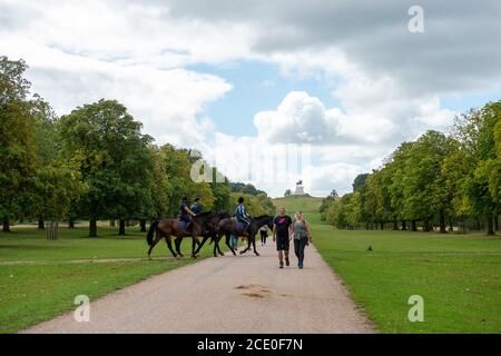 Windsor, Berkshire, Regno Unito. 30 agosto 2020. Cavalieri fuori sulla lunga camminata a Windsor. Credito: Maureen McLean/Alamy Foto Stock