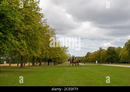 Windsor, Berkshire, Regno Unito. 30 agosto 2020. Cavalieri fuori sulla lunga camminata a Windsor. Credito: Maureen McLean/Alamy Foto Stock