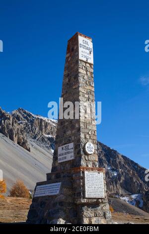 Marker/memoriale in cima alla salita ciclabile Tour de France, col d'Izoard (2360 m), Hautes-Alpes, Francia Foto Stock