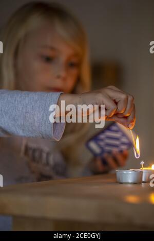 Ragazza (7) gioca con le partite., Kiel, Schleswig-Holstein, Germania Foto Stock