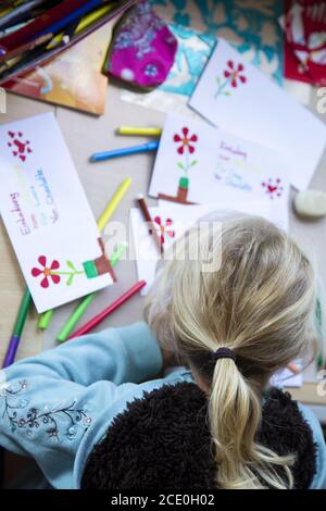 Girl (7) dipinge le carte di invito con penne in feltro, Kiel, Schleswig-Holstein, Germania Foto Stock