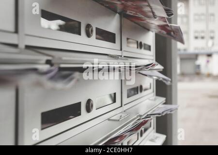 Cassetta di lettere di fronte agli appartamenti Foto Stock