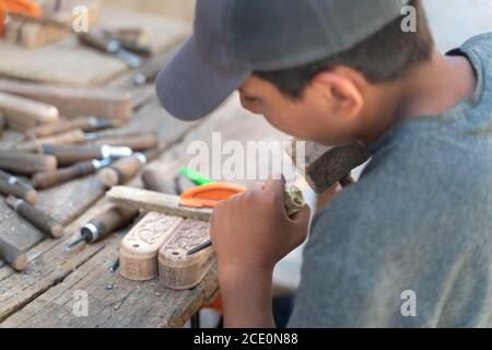 I giovani maestri del legno al lavoro Foto Stock