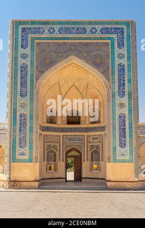 La madrasasi araba Mir porta principale a Bukhara, Uzbekistan Foto Stock