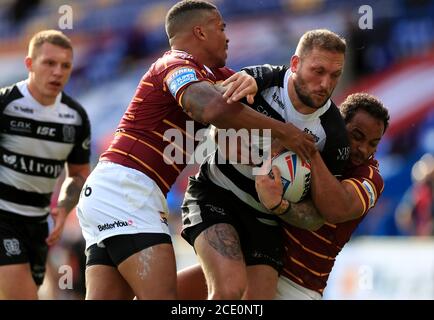 Hull's Josh Griffin (a sinistra) affrontato da Leroy Cudjoe di Huddersfield durante la partita di Betfred Super League allo stadio Halliwell Jones di Warrington. Foto Stock