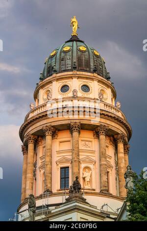 Vista della famosa piazza Gendarmenmarkt al tramonto nel quartiere Mitte di Berlino, Germania Foto Stock