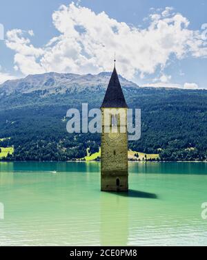 Il famoso campanile nel lago di Resia - Lago di Resia in Alto Adige, Italia. Durante WW2 una diga è stata costruire e mettere il villaggio sotto l'acqua, solo t Foto Stock