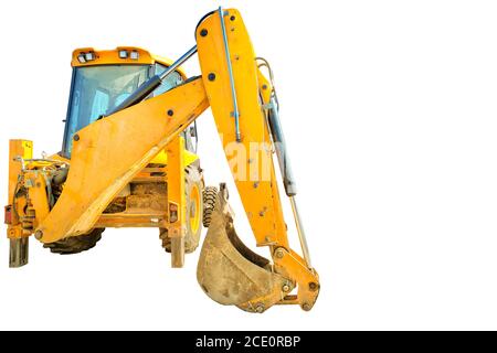 Vista laterale dell'escavatore giallo con braccio lungo lungo la strada costiera. Lavoro in corso, macchina industriale. Isolato su fondo bianco con spazio di copia Foto Stock