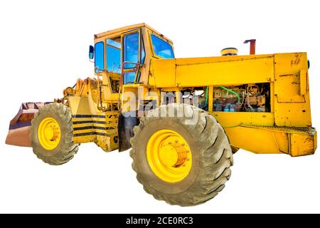 Vista laterale di un trattore giallo isolato su sfondo bianco con spazio per la copia. Foto Stock