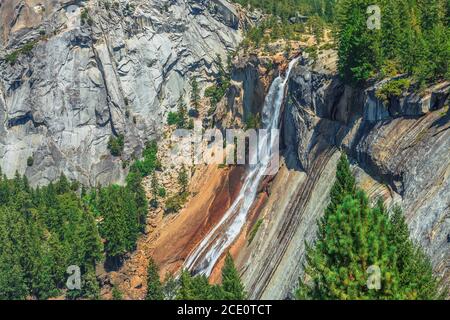 Primo piano della cascata Nevada Fall sul fiume Merced dal Mist Trail nello Yosemite National Park. Vacanze estive in California, Stati Uniti d'America Foto Stock