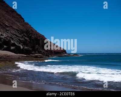 Playa de la Tejita con vista su la Montaña Roja Tenerife Foto Stock