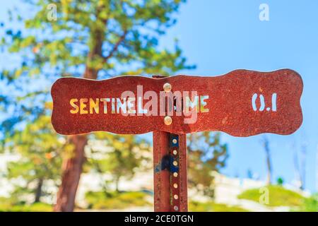 Cartello stradale del Parco Nazionale di Yosemite alla vetta del Sentinel Dome per gli escursionisti che ammirano la famosa El Capitan dal Sentinel Dome. Estate viaggio californiano Foto Stock