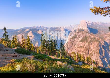 Il panorama aereo di Washburn Point nello Yosemite National Park, California, Stati Uniti. Vista da Washburn Point: Half Dome, Liberty Cap, Yosemite Foto Stock