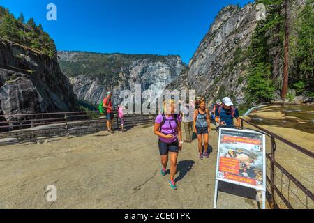 Yosemite, California, Stati Uniti - 24 luglio 2019: Vista dall'alto della cascata Vernal Fall e della piscina Emerald dal Mist Trail nello Yosemite National Park Foto Stock