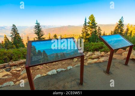 Kings Canyon National Park, California, Stati Uniti - 10,2019 agosto: Panorama al tramonto sulla cima del Kings Canyon con vista sulla Sierra Nevada e sulle sequoie Foto Stock