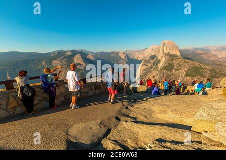 Yosemite, California, Stati Uniti - 23 luglio 2019: Glacier Point nel Parco Nazionale di Yosemite. Vista turistica da Glacier Point: Half Dome, Liberty Cap Foto Stock