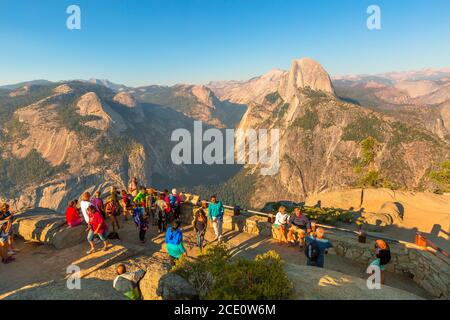 Yosemite, California, Stati Uniti - 23 luglio 2019: Turisti a Glacier Point nello Yosemite National Park. Vista da Glacier Point: Half Dome, Liberty Foto Stock